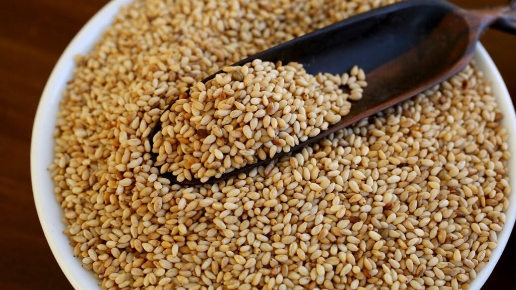 Toasted sesame seeds: For garnish and an extra crunch.