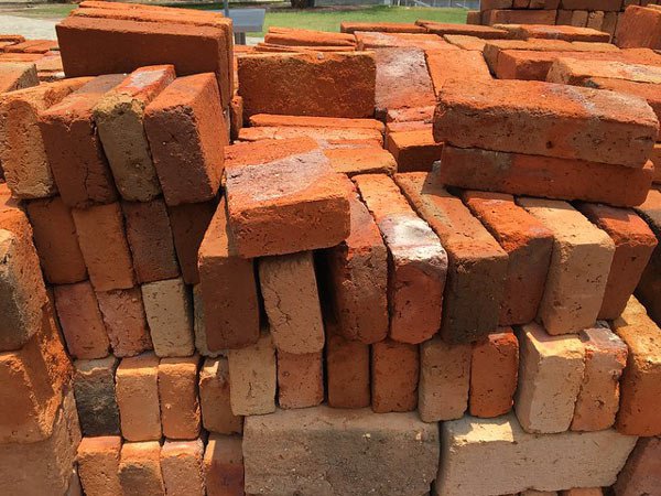 Can you build a barbecue with normal bricks?