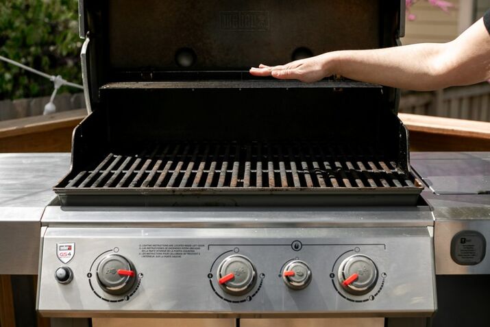 Preparing a prime rib roast on the BBQ: preheating grill