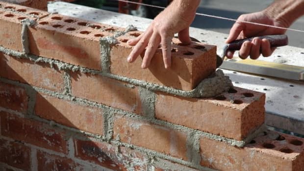 Guide to assembling a brick BBQ with a chimney, building up the walls