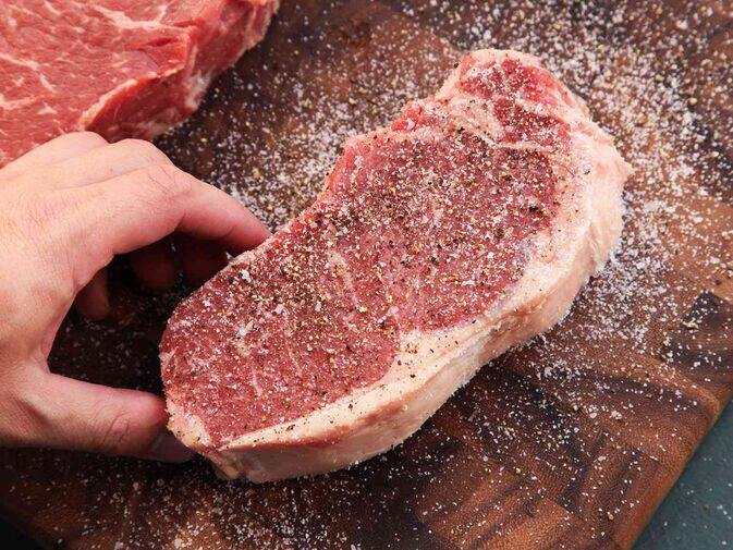 Optimal ways to cook steak without a barbecue grill: seasoning the steak